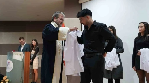 KBÜ’de tıp fakültesi öğrencileri beyaz önlük heyecanı yaşadı
