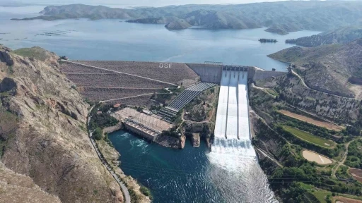 Keban Barajı&rsquo;nda 7 yıl sonra ilk kez t&uuml;m kapaklar a&ccedil;ıldı

