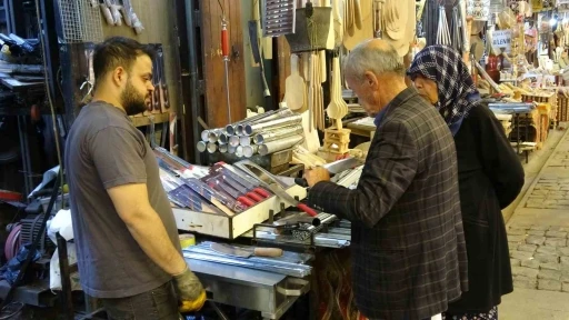 Kebap şişleri bayram i&ccedil;in hazırlanıyor
