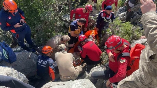 Ke&ccedil;ilerin peşinden gidip kaya yarığına sıkışan Ayşe teyze komşularını dinlememiş
