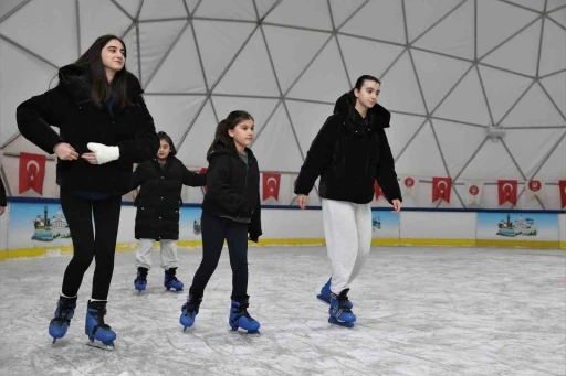 Ke&ccedil;i&ouml;ren Belediyesi&rsquo;nden &uuml;cretsiz buz pateni hizmeti
