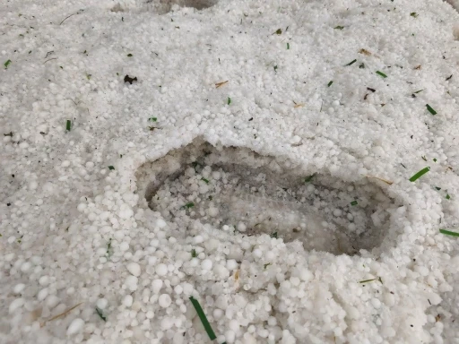 Ke&ccedil;i&ouml;ren&rsquo;de dolu yağışı etkili oldu
