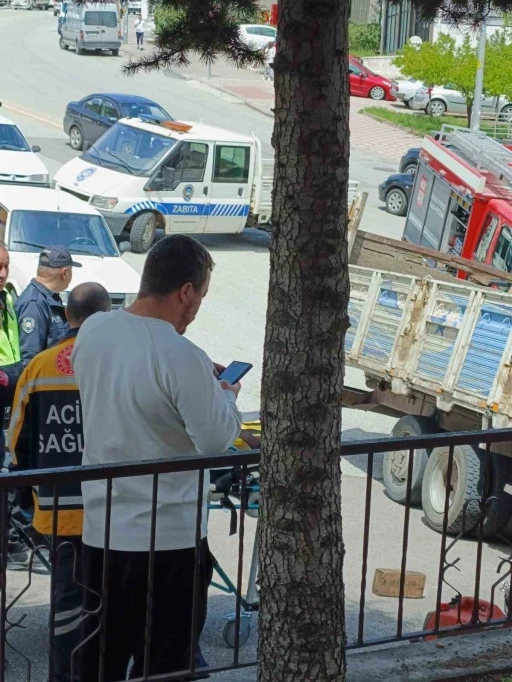 Keçiören’de freni boşalan kamyon trafoya çarptı
