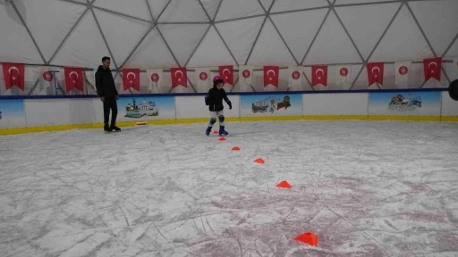 Ke&ccedil;i&ouml;ren&rsquo;de &uuml;cretsiz buz pateni pisti yoğun ilgi g&ouml;r&uuml;yor
