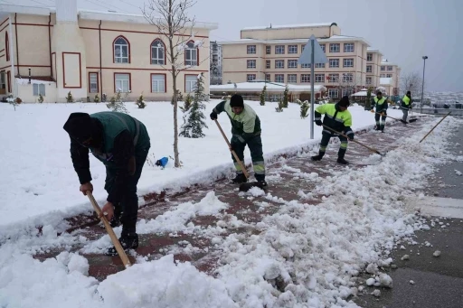 Ke&ccedil;i&ouml;ren&rsquo;de yaya g&uuml;venliği i&ccedil;in kar k&uuml;reme ve tuzlama seferberliği
