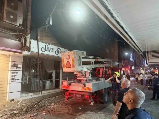 Kedi kurtarmaya gelen itfaiye erleri AVM&rsquo;de &ccedil;ıkan yangını b&uuml;y&uuml;meden s&ouml;nd&uuml;rd&uuml;
