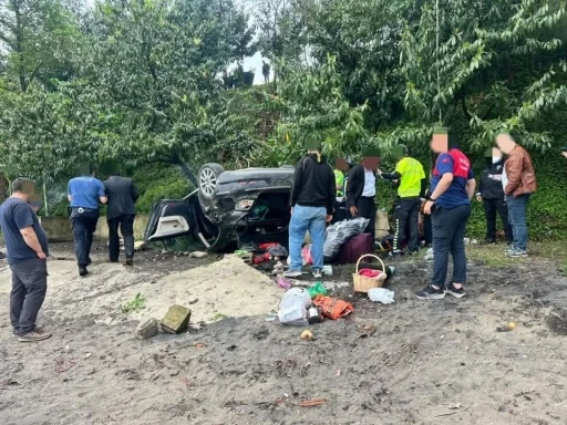 Kediye &ccedil;arpmamak i&ccedil;in manevra yapınca ara&ccedil; plaja u&ccedil;tu: 4 yaralı
