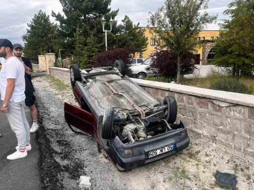 Kediye çarpmamak için manevra yapınca aracı takla attı
