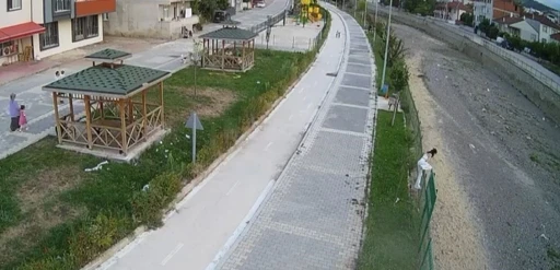 Kediye yardım etmek isterken su kanalına düşerek ayağını kırdı
