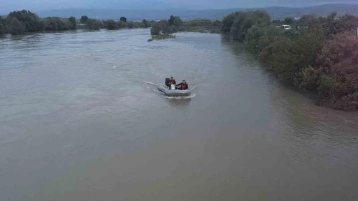 Kelkit &Ccedil;ayı&rsquo;nda akıntıya kapılan 2 gen&ccedil; i&ccedil;in arama &ccedil;alışmaları havadan, karadan ve sudan devam ediyor
