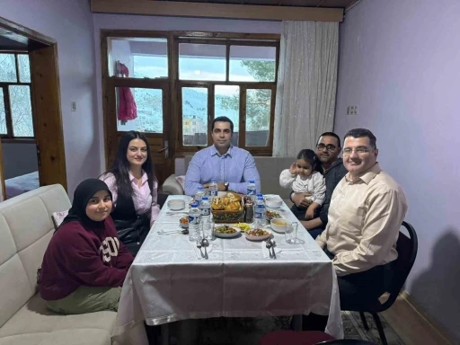 Kemah Kaymakamı Tutay ailesiyle iftar sofrasında buluştu
