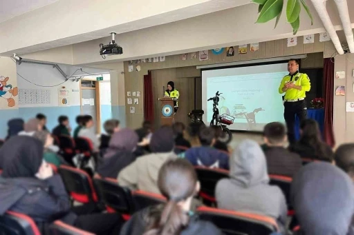 Kemah&rsquo;ta &ouml;ğrenci ve &ouml;ğretmenlere trafik eğitimi verildi

