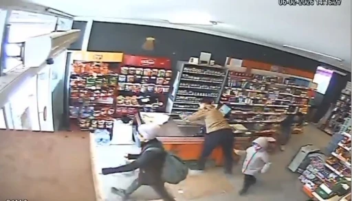 Kemah&rsquo;taki deprem paniği marketin g&uuml;venlik kamerasına yansıdı
