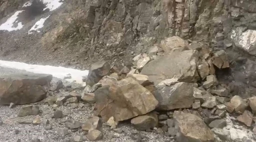 Kemah&rsquo;taki deprem sonrası Hakbilir k&ouml;y&uuml; yoluna kayalar d&uuml;şt&uuml;
