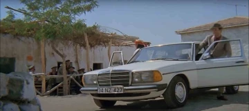 Kemal Sunal’ın filmlerinde de kullandığı Mercedes arabayı satışa çıkardı
