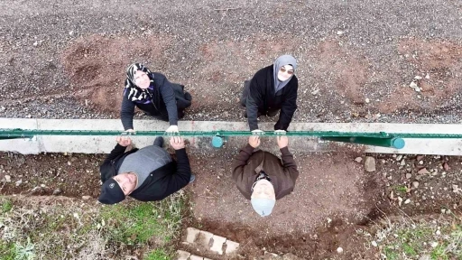 Kemal Sunal&rsquo;ın propaganda filmi ger&ccedil;ek oldu: Tel &ouml;rg&uuml;yle ikiye b&ouml;l&uuml;nen mahallede vatandaşlar ihtiya&ccedil;larını gidermek i&ccedil;in 5 kilometre y&uuml;r&uuml;yor
