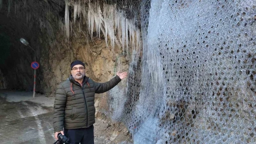 Kemaliye&rsquo;de &rsquo;d&uuml;nyanın en zorlu yolları&rsquo; arasında g&ouml;sterilen "Taş Yolu" buz tuttu
