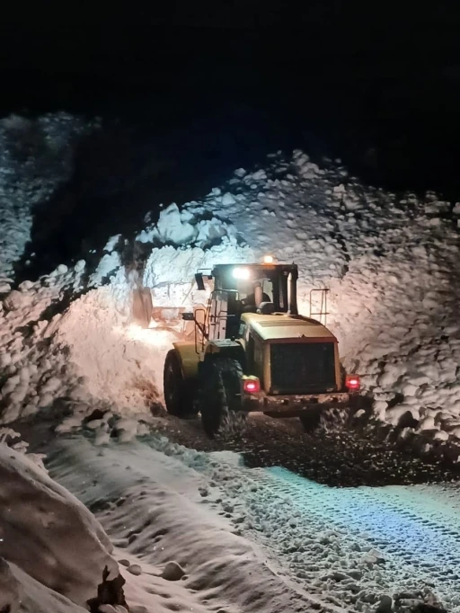 Kemaliye&rsquo;de kapanan grup k&ouml;y yolları ulaşıma a&ccedil;ıldı
