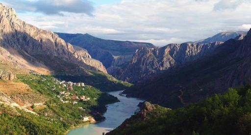 Kemaliye&rsquo;de kayalığın tepesine yapılan ev merak uyandırıyor
