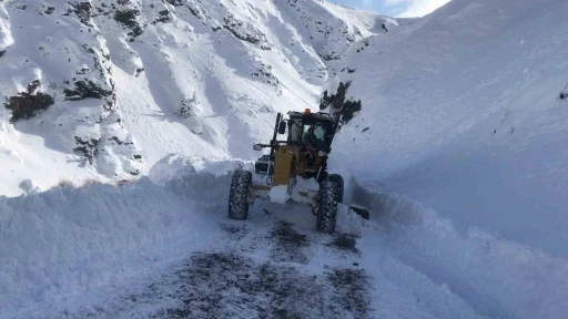 Kemaliye&rsquo;de k&ouml;y yollarında karla m&uuml;cadele s&uuml;r&uuml;yor
