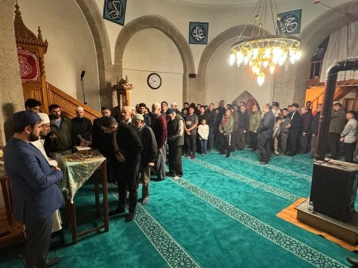 Kemaliye’de Sakal-ı Şerif’i görmek için vatandaşlar Dörtyolağzı Camii’ne akın etti
