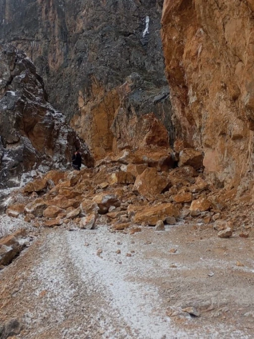 Kemaliye&rsquo;de Taş Yolu ge&ccedil;ici olarak trafiğe kapatıldı
