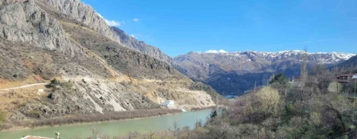 Kemaliye&rsquo;de yol &ccedil;alışması sonrası k&ouml;yl&uuml;lerden asfalt talebi
