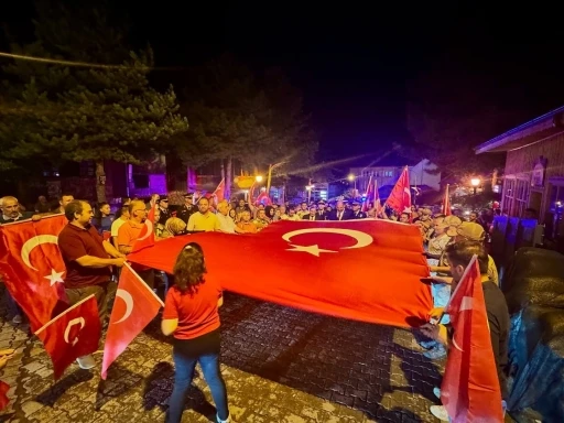 Kemaliyeliler Türk bayraklarıyla şehitleri andı
