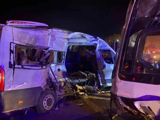 Kemalpaşa’da işçi servisleri çarpıştı: 15 yaralı
