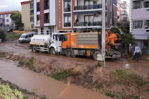 Kemalpaşa&rsquo;da menfeze sıkışan aracı kurtarma &ccedil;alışmaları s&uuml;r&uuml;yor
