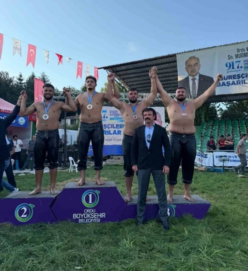 Kemer Belediyesi güreşçileri kürsüye çıktı
