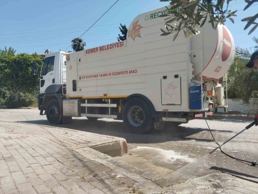 Kemer’de çöp konteynerleri dezenfekte ediliyor
