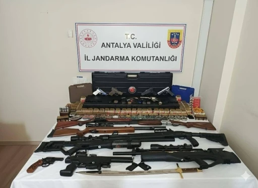 Kemer’de jandarmanın operasyon düzenlediği evden çok sayıda silah çıktı
