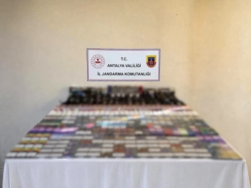 Kemer&rsquo;de ka&ccedil;ak sigara operasyonu: Bin paket ka&ccedil;ak sigara ele ge&ccedil;irildi

