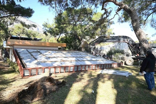 Kemer&rsquo;de ka&ccedil;ak yapıların yıkımı s&uuml;r&uuml;yor
