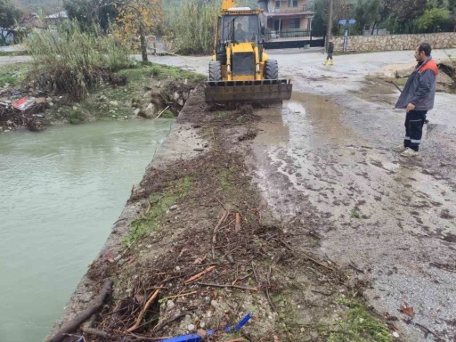 Kemer&rsquo;de k&ouml;pr&uuml;leri tıkayan tomruklar temizlendi
