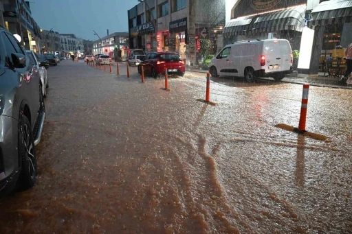 Kemer&rsquo;de sağanak etkili oldu
