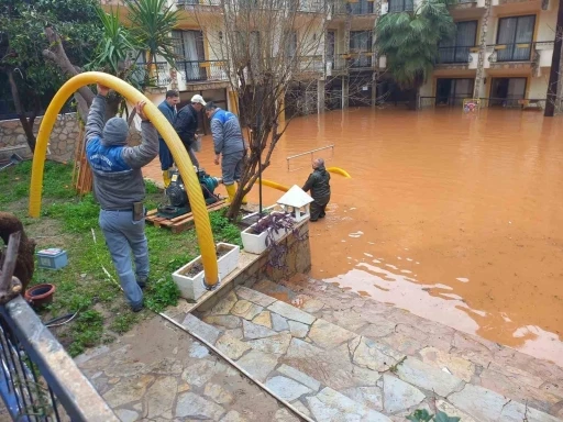 Kemer&rsquo;de sağanak sonrası temizlik &ccedil;alışmaları devam ediyor
