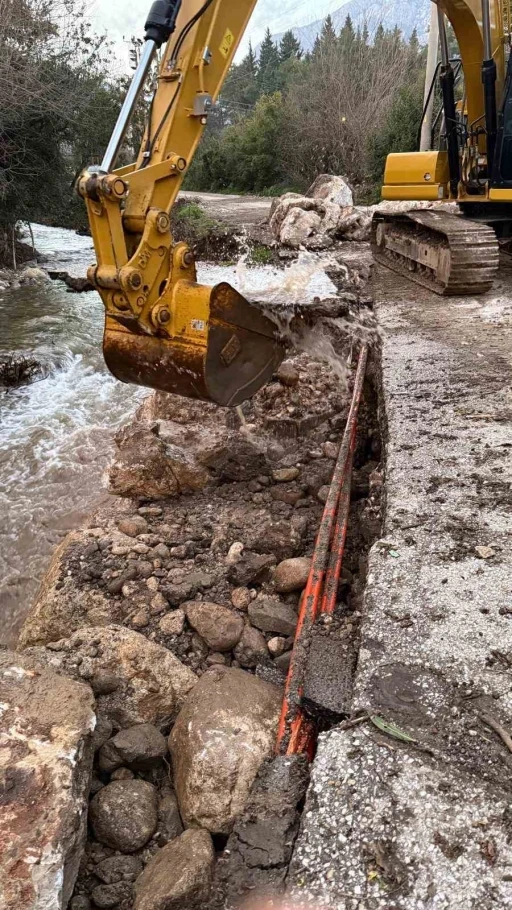 Kemer&rsquo;de şiddetli yağış nedeniyle &ccedil;&ouml;ken yol onarıldı
