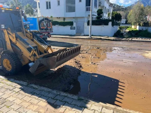 Kemer&rsquo;de şiddetli yağış sonrası dağlardan inen kum ve bal&ccedil;ıklar temizleniyor
