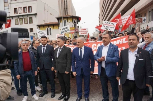 Kemeraltı esnafı, otopark sorununa &ccedil;&ouml;z&uuml;m i&ccedil;in kepenk kapatıp y&uuml;r&uuml;y&uuml;ş d&uuml;zenledi
