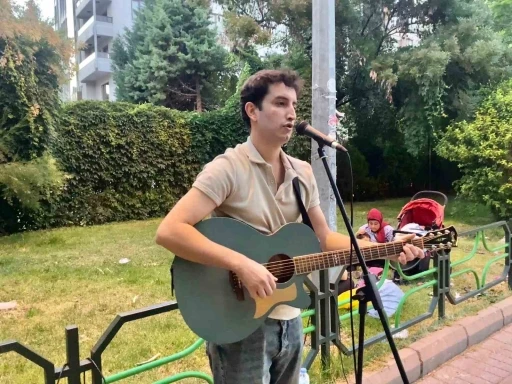 Kendi bestelerini duyurmak i&ccedil;in sokağı sahneye d&ouml;n&uuml;şt&uuml;rd&uuml;
