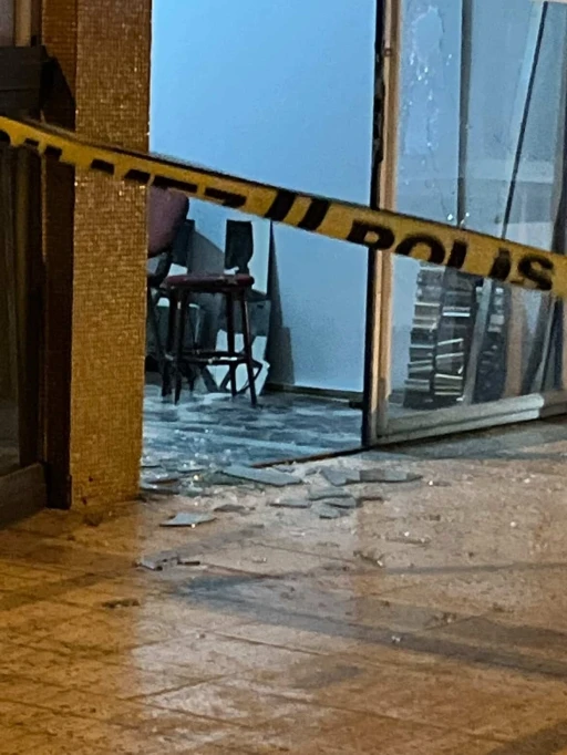 Kendi binalarındaki dükkanı kurşunladılar
