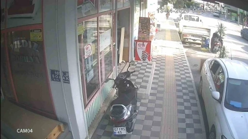 Kendi motosikleti gibi &ccedil;alıp g&ouml;t&uuml;rmesi saniyeler s&uuml;rd&uuml;
