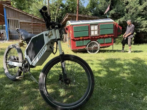 Kendi yaptığı karavan ile dünya turuna çıktı
