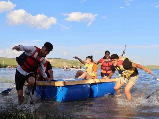 Kendi yaptıkları salla kıyasıya yarıştılar

