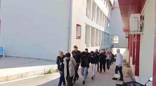 Kendilerini hakim, savcı ve polis olarak tanıtıp milyonluk vurgun yapan şebeke &ccedil;&ouml;kertildi
