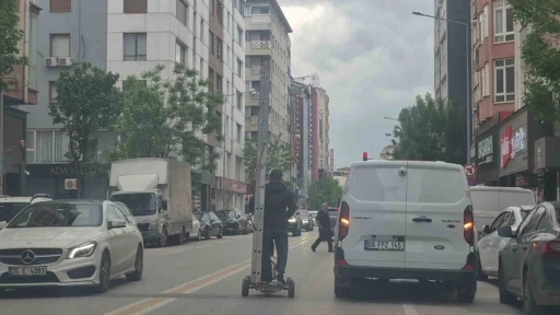 Kendinden uzun merdiveni elektrikli scooter ile taşıdı
