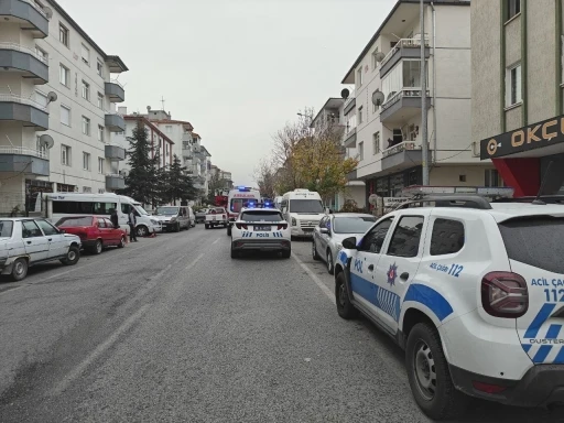 Kendini kilitlediği evini ateşe verdi
