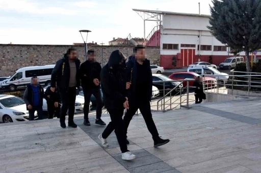 Kendini polis olarak tanıtıp dolandırıcılık yapan 6 ş&uuml;pheli tutuklandı
